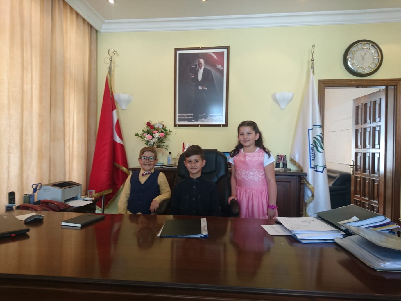 BAŞKANIMIZ VEYSEL ACAR MAKAM KOLTUĞUNU ÇOCUKLARA DEVRETTİ.